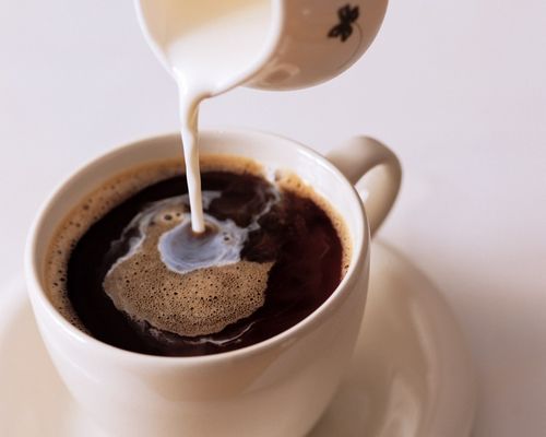 Добавление молока в кофе